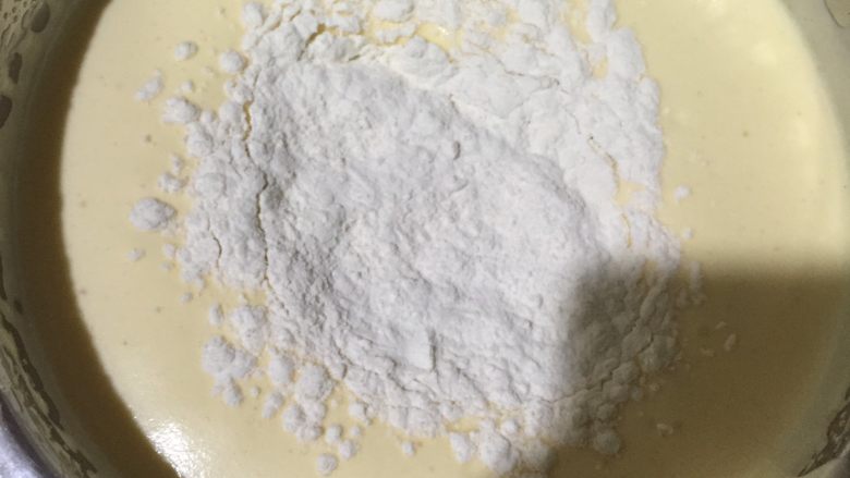 超简单鸡蛋糕,面粉分三次,每次40克倒进去拌均匀,直到没有看见干粉才可以加入下一次面粉