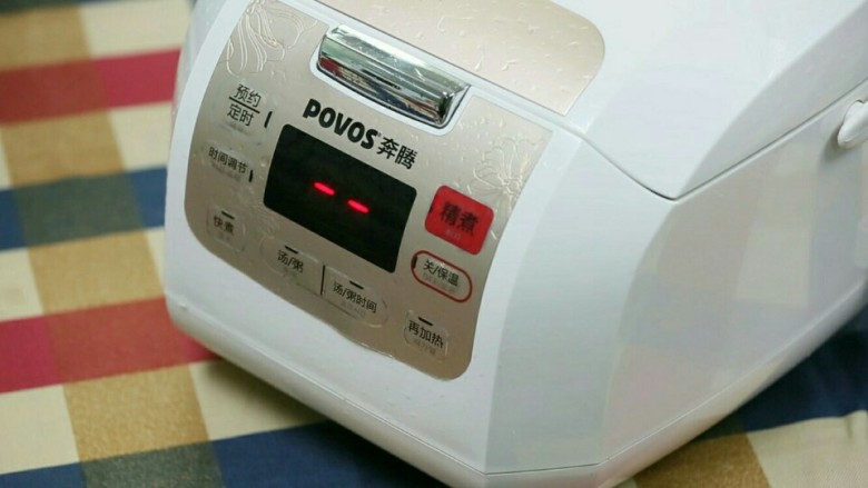 黑谷牛奶,煮熟后冷却片刻,将煮熟的黑豆、黑米和黑芝麻置入惠尔宝破壁料理机容杯。