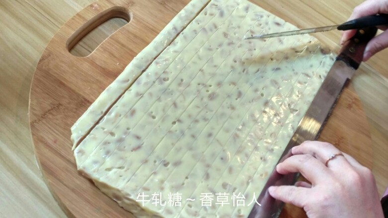 小盆友的专属小甜点:熬糖浆版牛轧糖,像这样切割,切完就是包糖啦