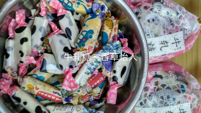 小盆友的专属小甜点:熬糖浆版牛轧糖,我喜欢包成五颜六色的糖纸,今天做的这些美美哒,幼儿园滴走起啦(今天做的全部献给孤儿院,小盆友有糖果就有节日),喜欢就试试吧,没有添加剂的市售糖果,而且不是很甜,小盆友的爱心小零食哟~香草怡人