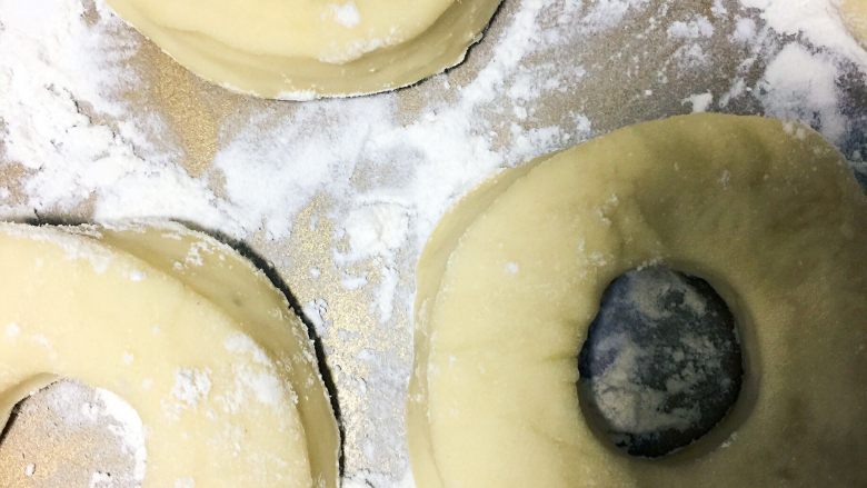 甜甜圈🍩,进行第二次发酵发酵至两倍大,一定要进行二次发酵这样炸出来的甜甜圈才会既酥脆又柔软