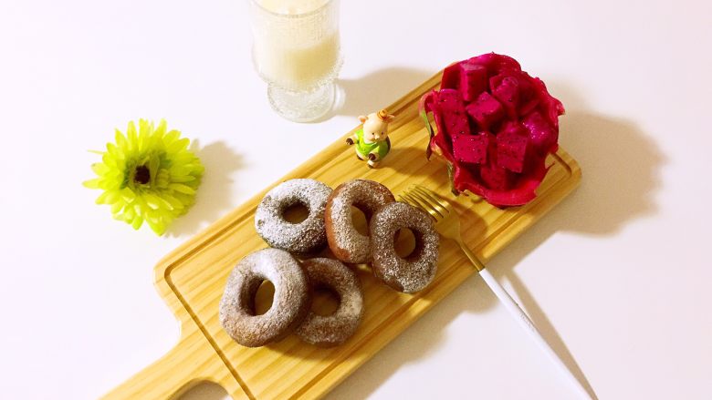 甜甜圈🍩,几个甜甜圈配上一杯牛奶再来几块适时水果,营养又美味
