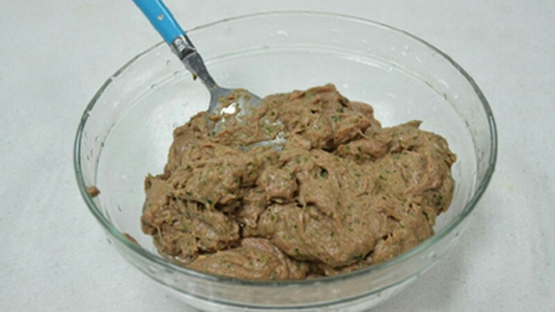 番茄牛肉丸,开始制作了把牛肉放置料里机容杯内,高速搅拌30秒钟(利用搅拌棒辅助搅打),稍稍把牛肉搅碎一些,关掉调理机。