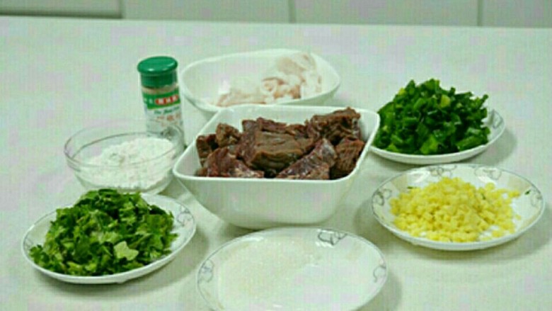 番茄牛肉丸, <a style='color:red;display:inline-block;' href='/shicai/ 216'>牛肉</a>、猪肉切块。