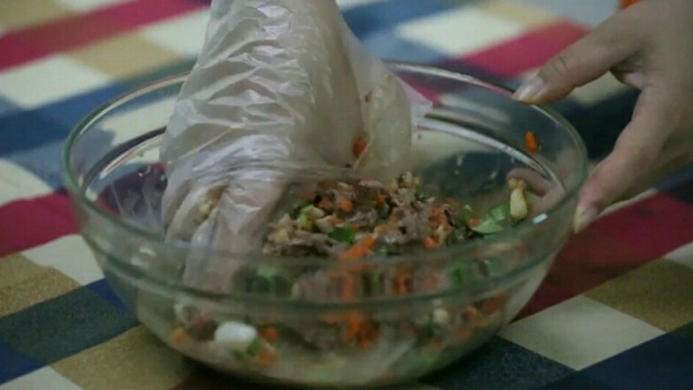 番茄牛肉丸, 把之前准备好的调味料先倒一半牛肉里面,再加入生姜,再次用高速搅打20秒(让牛肉与调理料更好的融合)