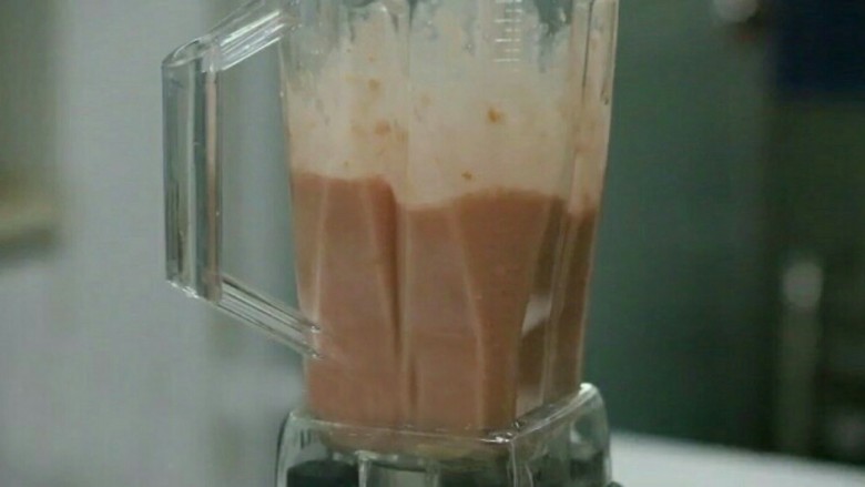 番茄牛肉丸, 把准备好肥肉加入到调理杯内,用搅拌棒把肥肉挤到牛肉的时面,准备一个<a style='color:red;display:inline-block;' href='/shicai/ 3551'>西红柿</a>。