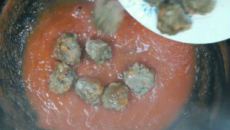番茄牛肉丸,待丸子煮到漂浮在水面上即可出锅,待牛肉丸冷却后,放入冰箱冷冻室冷冻保藏即可。
