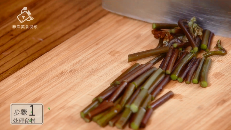 腊肉炒蕨菜,鲜香脆嫩超好吃,250g<a style='color:red;display:inline-block;' href='/shicai/ 142'>蕨菜</a>切断
