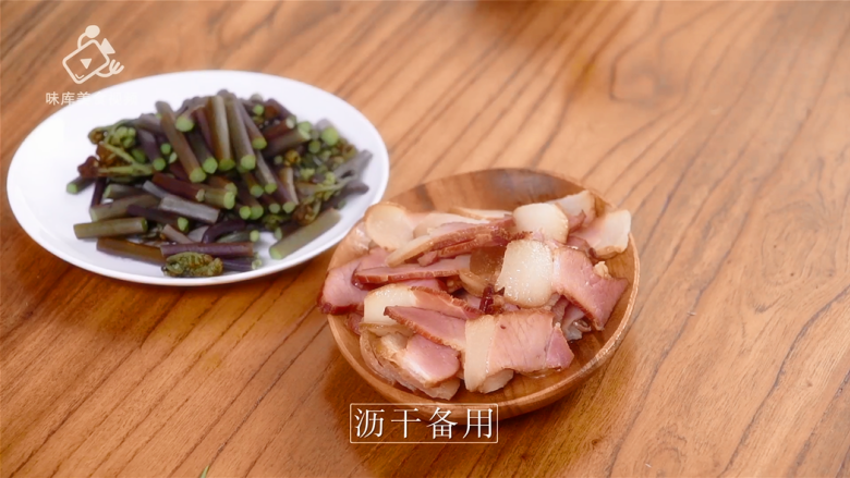 腊肉炒蕨菜,鲜香脆嫩超好吃,沥干水分备用;