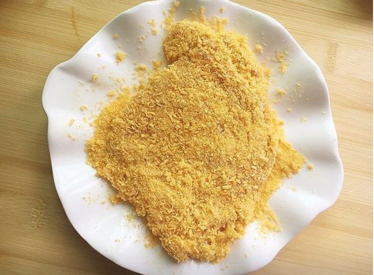 黄金猪排,一个鸡蛋打散,先沾干粉然后再沾蛋液,然后再裹匀面包糠。