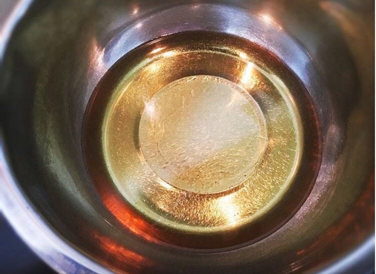 黄金猪排,深一点的炸锅放入油,烧到七成热。