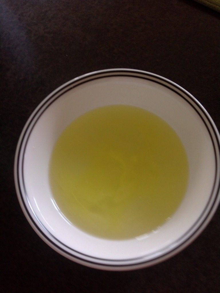 轻乳酪蛋糕,开始打蛋白,在打蛋白之前加入一点盐跟白醋,同时先把烤箱预热350华摄氏度