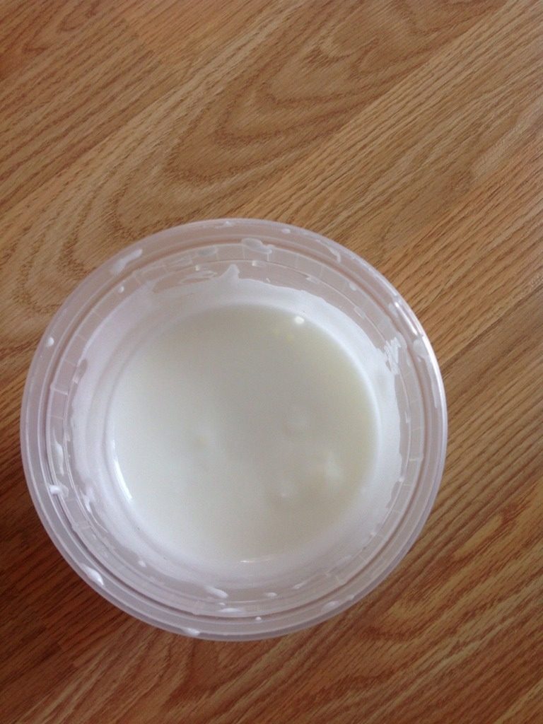 轻乳酪蛋糕,打蛋白的过程中分几次加入糖(1/3cup)打到干与湿之间就好了