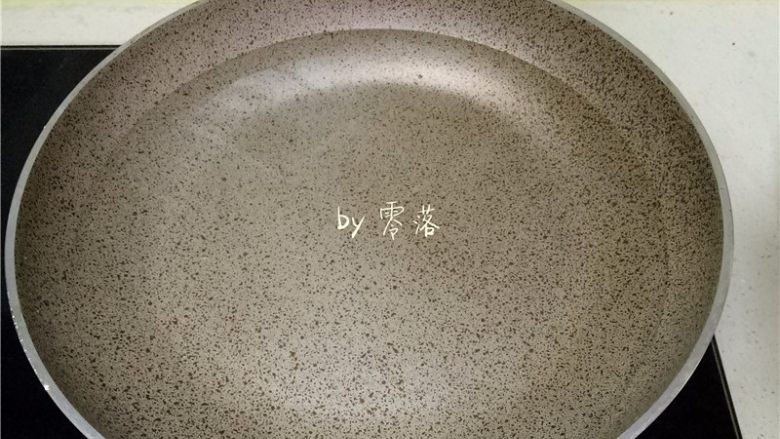 香椿厚蛋烧,锅里倒入适量清水烧开;