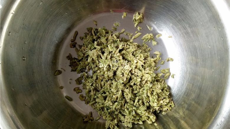 香椿厚蛋烧,香椿挤干水分,切碎;