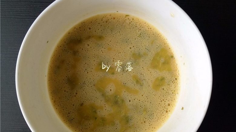 香椿厚蛋烧,将香椿末放入蛋液里,搅拌均匀;