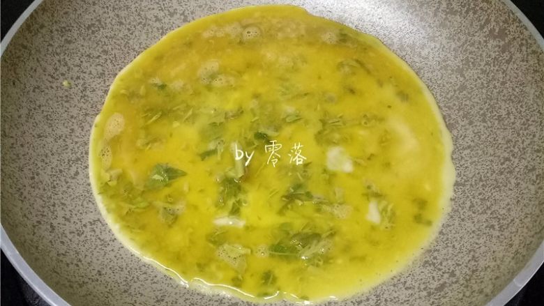 香椿厚蛋烧,不粘锅不倒油,倒入薄薄一层蛋液;蛋液不用太多,铺满锅底即可;