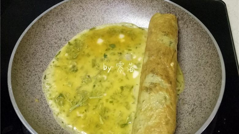香椿厚蛋烧,像第9步一样,将蛋饼卷起,然后继续倒入薄薄的蛋液;