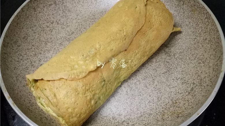 香椿厚蛋烧,继续将蛋饼卷起,直至蛋液用完;