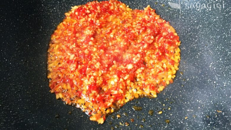 超有味泡椒粉丝虾,放入<a style='color:red;display:inline-block;' href='/shicai/ 703'>泡椒</a>和姜炒香,片刻关火。