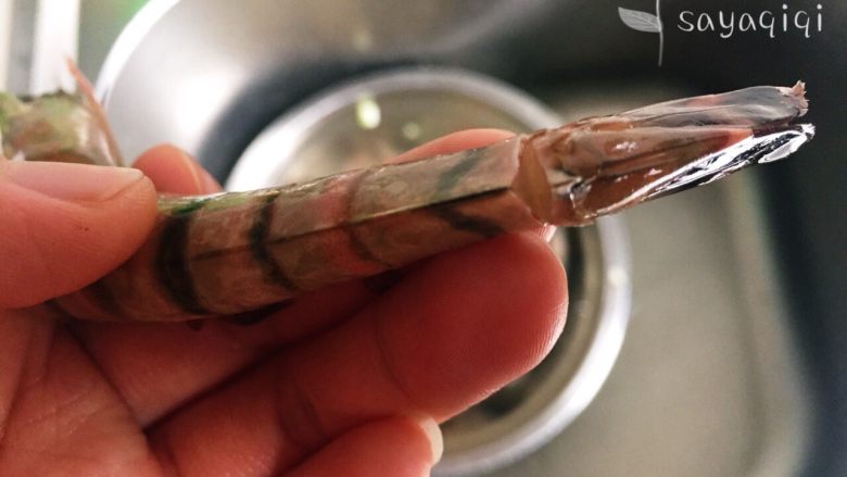 超有味泡椒粉丝虾,接着剪开虾尾,也是8分深不可剪断。
