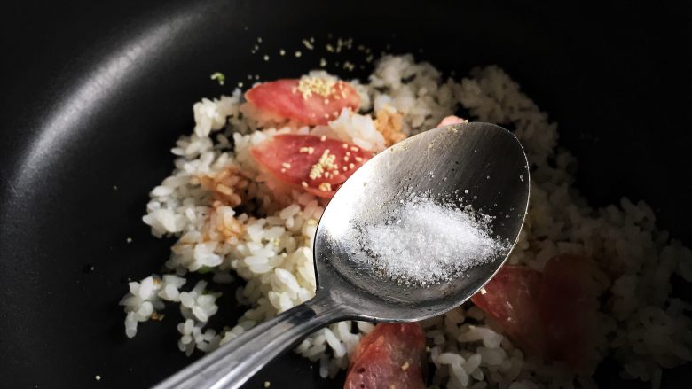 腊肠炒饭,放入盐,翻炒到米饭变热,关火