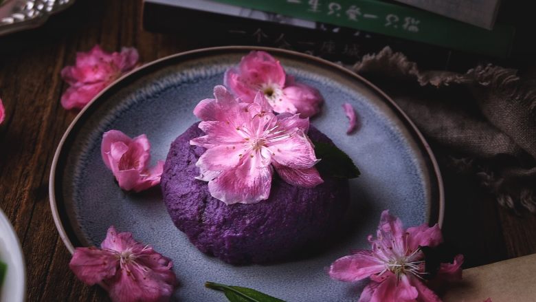 紫薯红豆糕,包好后压扁,加一朵桃花装饰即可