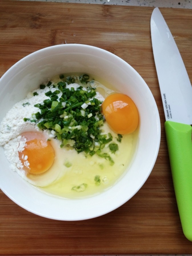 香葱鸡蛋饼,<a style='color:red;display:inline-block;' href='/shicai/ 519'>面粉</a> <a style='color:red;display:inline-block;' href='/shicai/ 9'>鸡蛋</a><a style='color:red;display:inline-block;' href='/shicai/ 3232'>香葱</a>切碎 加入适量盐 加水搅拌 锅烧热加少量油 煎饼