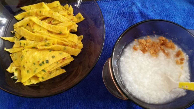 香葱鸡蛋饼,起锅切块儿 给宝宝吃 所以切得小