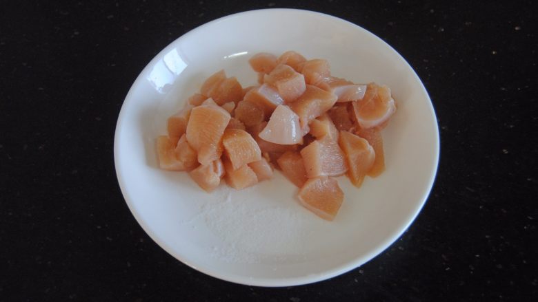 黑椒鸡米花,<a style='color:red;display:inline-block;' href='/shicai/ 101'>鸡胸肉</a>洗净,吸干水分切成1.5cm大小的小方块