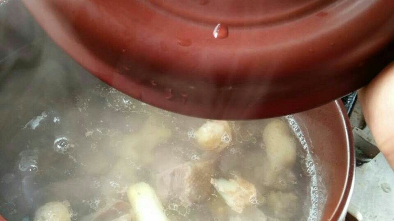 滋补老鸭汤,4,把焯水的鸭块,姜片放砂锅内,倒入足够的开水