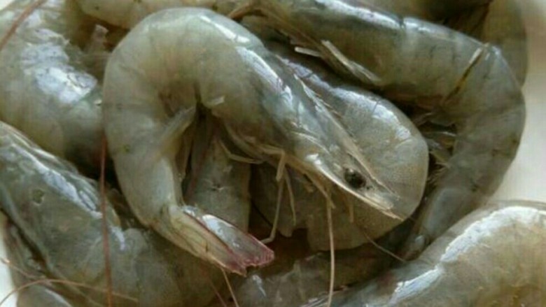 油焖大虾,1、首先把虾洗净剪去虾须,虾足,虾枪,接着在虾的背后用刀划开剔除虾线,然后放入盆中加入少许料酒腌制10分钟左右