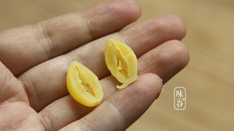 春季祛痰又补脾胃的白果番薯糖水,最好把芯去掉,因为是煮糖水缘故,而芯是带苦味的(一般白果芯是含有毒素的,所以在使用时都要去掉。)