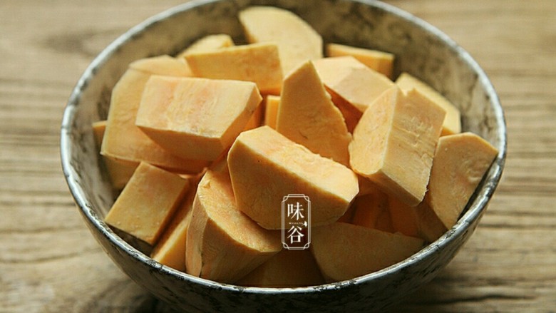 春季祛痰又补脾胃的白果番薯糖水,<a style='color:red;display:inline-block;' href='/shicai/ 9573'>番薯</a>去皮,切成小块;