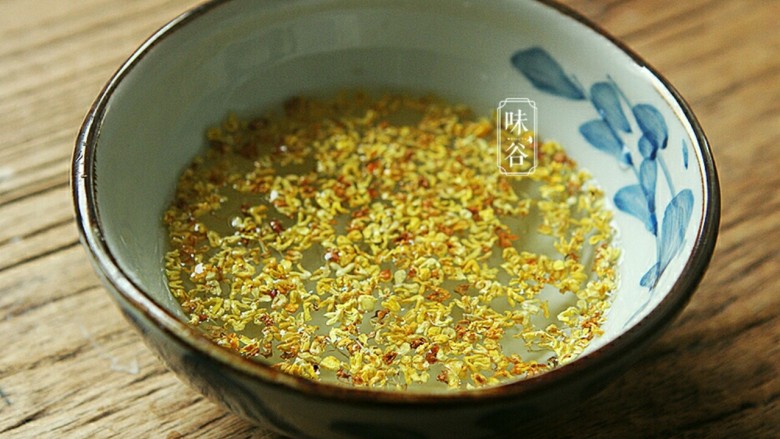 春季祛痰又补脾胃的白果番薯糖水,<a style='color:red;display:inline-block;' href='/shicai/ 450'>桂花</a>稍用水冲泡一下,挑去杂质;