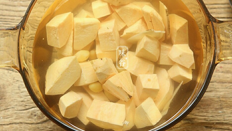 春季祛痰又补脾胃的白果番薯糖水,将番薯、白果和姜片放进锅里,加适量清水。