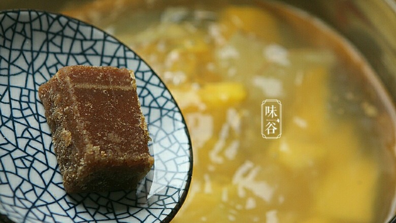 春季祛痰又补脾胃的白果番薯糖水,加入片糖;