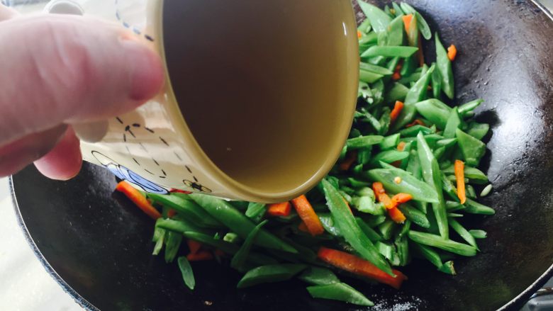 胡萝卜炒芸豆,加点水,否则大火煮,会焦。