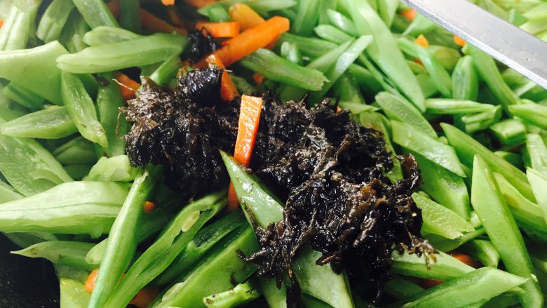 胡萝卜炒芸豆,用筷子,拣了这点橄榄菜放入。