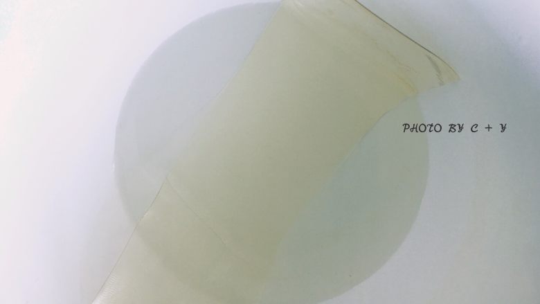 柔软Q弹的奶酪布丁,吉利丁片放在冷水中泡5分钟左右,软化膨胀。