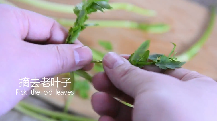 搭配这种食材口感立马变鲜美 水芹炒香干,摘去老叶子