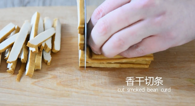 搭配这种食材口感立马变鲜美 水芹炒香干,香干切条