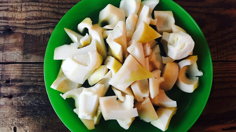 花菜笋块烧肉圆,买了两个竹笋,嫩点的,炒咸菜,后面就这个烧法。水里煮20分钟,切块。那个水,不要倒掉,可以烧菜时加,蛮鲜。