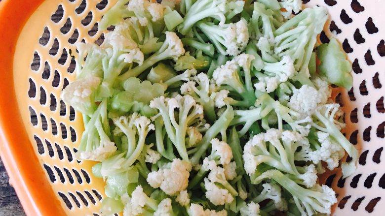 花菜笋块烧肉圆,科普一下: 菜花 属十字花科,是甘蓝的变种,花茎可食,是一种粗纤维含量少,品质鲜嫩,营养丰富,风味鲜美,人们喜食的蔬菜。
1.抗癌防癌:菜花含有抗氧化防癌症的微量元素,长期食用可以减少乳腺癌、直肠癌及胃癌等癌症的发病几率。据美国癌症协会的报道,在众多的蔬菜水果中,菜花、大白菜的抗癌效果最好
2.清化血管:菜花是含有类黄酮最多的食物之一,类黄酮除了可以防止感染,还是最好的血管清理剂,能够阻止胆固醇氧化,防止血小板凝结成块,因而减少心脏病与中风的危险
3.丰富的维K:有些人的皮肤一旦受到小小的碰撞和伤害就会变得青一块紫一块的,这是因为体内缺乏维生素K的缘故。补充的最佳途径就是多吃菜花
4.解毒肝脏:多吃菜花还会使血管壁加强,不容易破裂。丰富的维生素C含量,使菜花可增强肝脏解毒能力,并能提高机体的免疫力,可防止感冒和坏血病的发生
5.维C使者:菜花的维生素C含量极高,不但有利于人的生长发育,更重要的是能提高人体免疫功能,促进肝脏解毒,增强人的体质,增加抗病能力,提高人体机体免疫功能。尤其是在防治胃癌、乳腺癌方面效果尤佳,研究表明,患胃癌时人体血清硒的水平明显下降,胃液中的维生素C的浓度也显著低于正常人,而菜花不但能给人补充一定量的硒和维生素C,同时也能供给丰富的胡萝卜素,起到阻止癌前病变细胞形成的作用,抑制癌肿生长