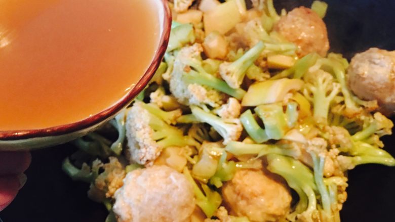 花菜笋块烧肉圆,这个碗,原先是前一晚蘸东西留下的一点点生抽,全部倒进去,再加了一调羹。