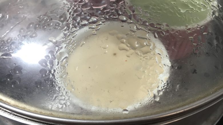 缤纷米发糕,大火烧开水后,放入蒸锅里,还是大火直接蒸20分钟左右
