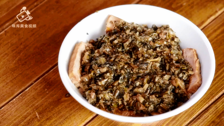 四川烧白,宴席压轴菜的家常做法,铺上熟芽菜