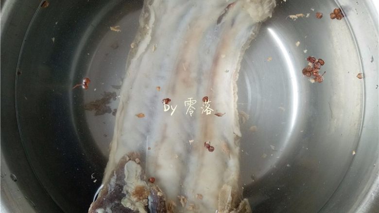 蒜香腊排骨,<a style='color:red;display:inline-block;' href='/shicai/ 9174'>腊排骨</a>用清水浸泡片刻;