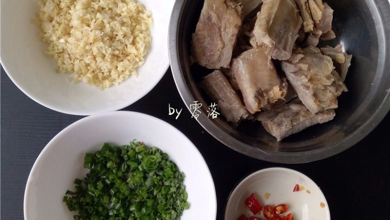 蒜香腊排骨,将排骨捞出,用清水洗净;大蒜,小米辣切末;再切点葱花,小葱1颗就够了;
