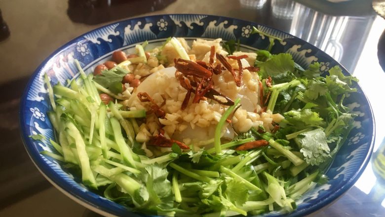 凉皮,各种料放好,蒜放最上面加点辣椒丝,热油浇在蒜上。酱油、香醋、蚝油、盐、味精、各种料调味。